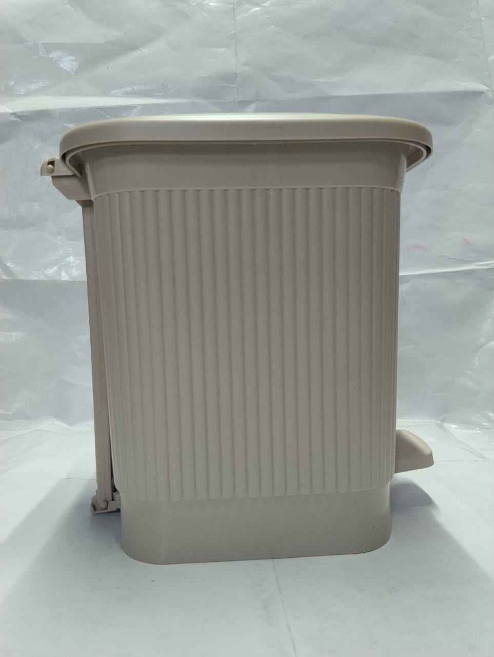 Plastic Dustpan - Image 2