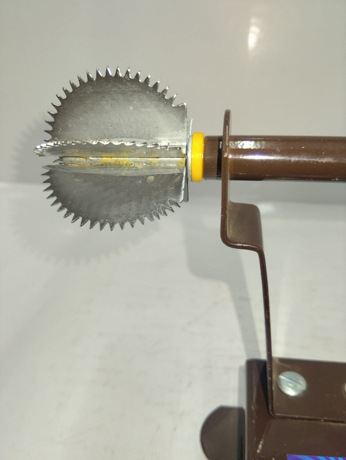 Iron Coconut Scrapper With Powder Coating - Image 2