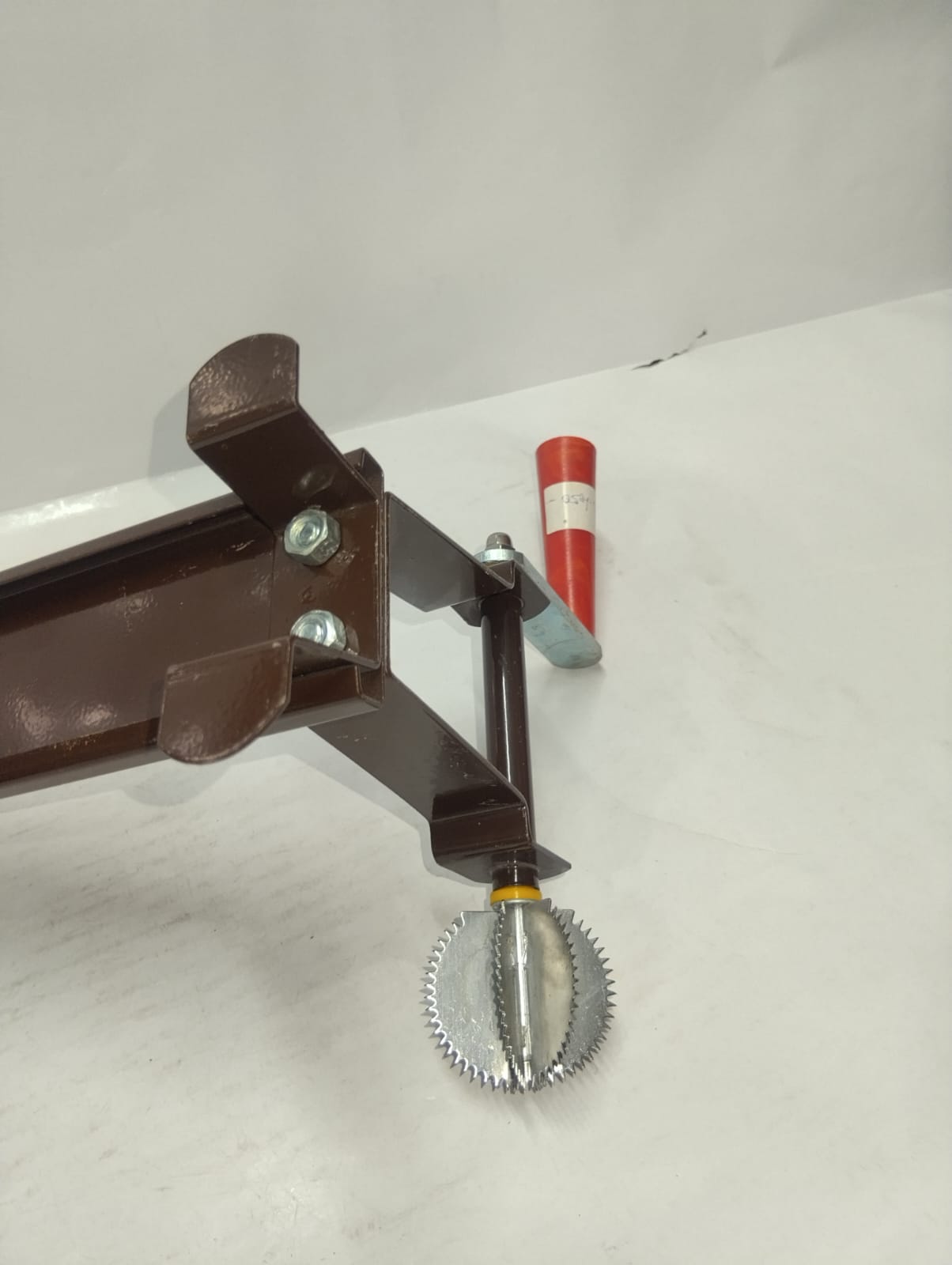 Iron Coconut Scrapper With Powder Coating - Image 5