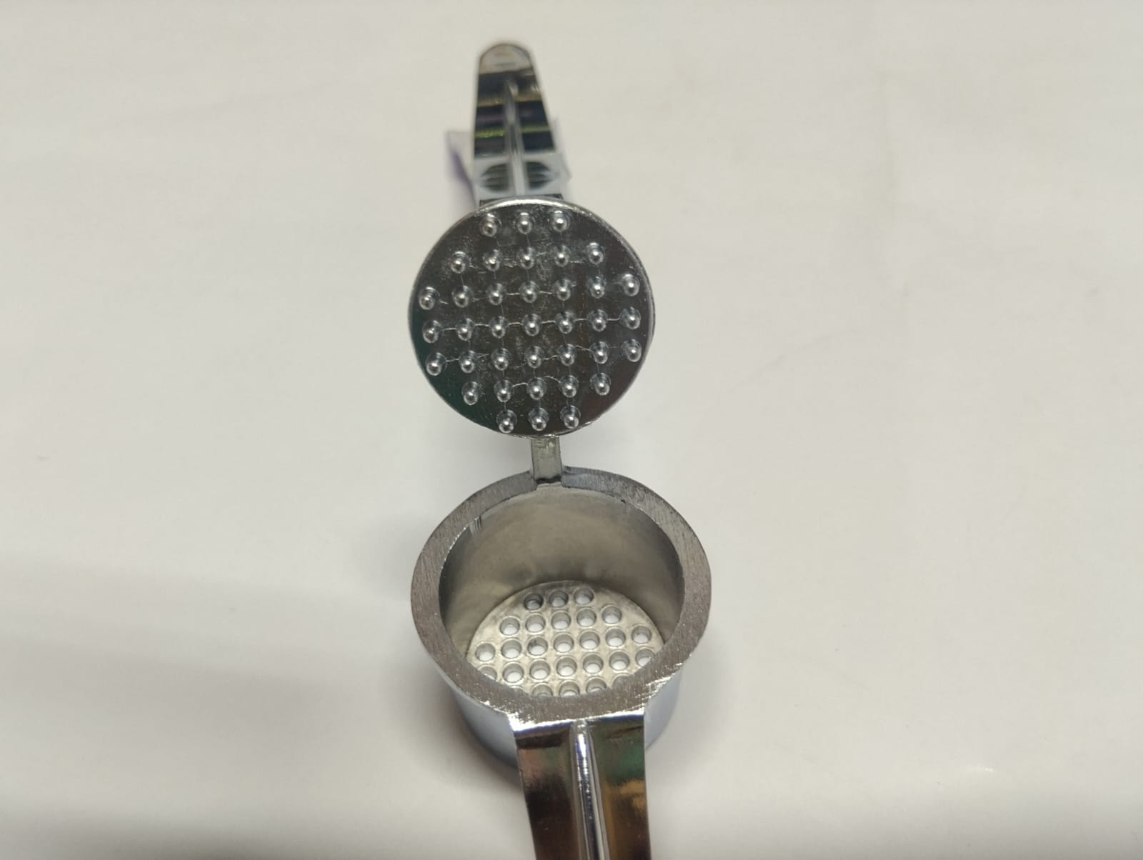 Stainless Steel Garlic Press (Garlic Crusher) - Image 4